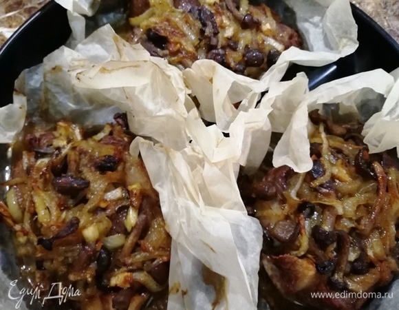 Готовое мясо с грибами вынимаем из духовки.