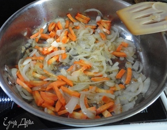Дольше всего жарится лук — до золотистого цвета. Затем добавляем морковь и тушим минуты 2.