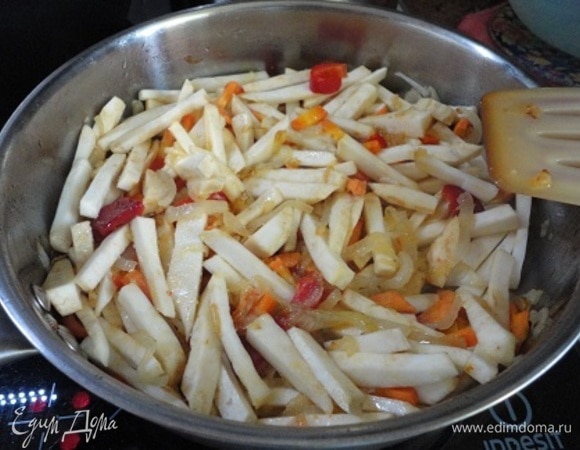 Перец с сельдереем перемешиваем с уже практически готовыми овощами. Им тоже достаточно 2 минуты.