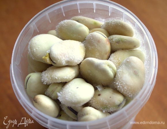 Начну с бобов. Мне передали с одного огорода целую сетку в сезон, и я решила не сушить их на этот раз, а заморозить в стаканчике с крышкой. Вот пришло время использовать.