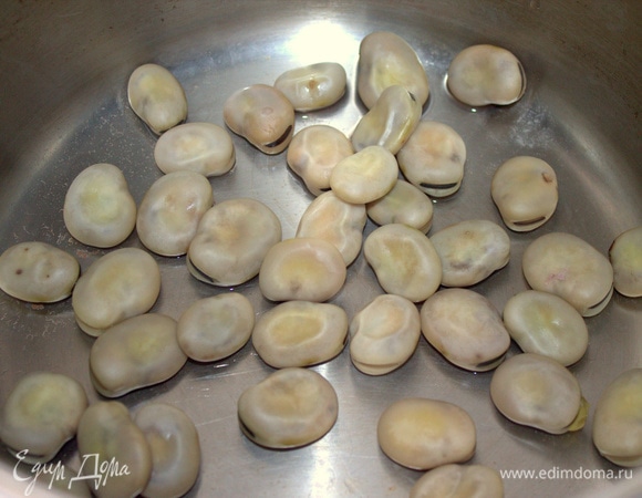 А замороженные бобы сварились за 15 минут. До большей разваристости они дойдут в супе. Воду после варки бобов можно вылить, а можно оставить.