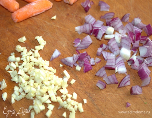Лук, чеснок измельчить.