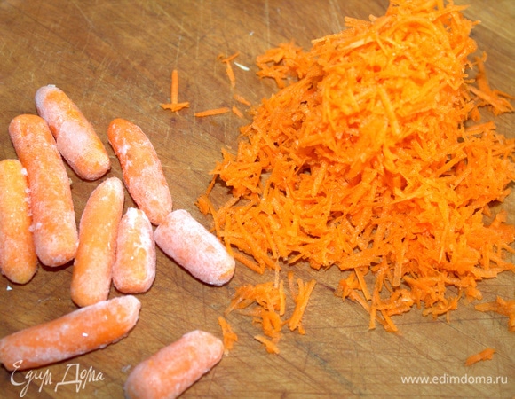 Морковь натереть. Или взять для быстроты замороженную морковь бейби, которую нужно нарезать.