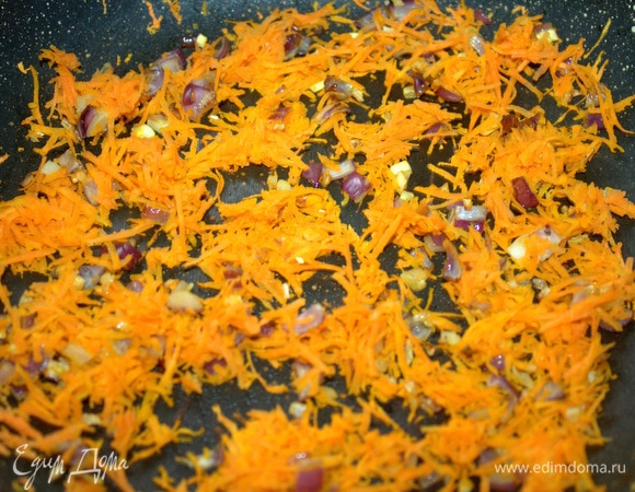 Добавить к луку и слегка подержать вместе на огне.