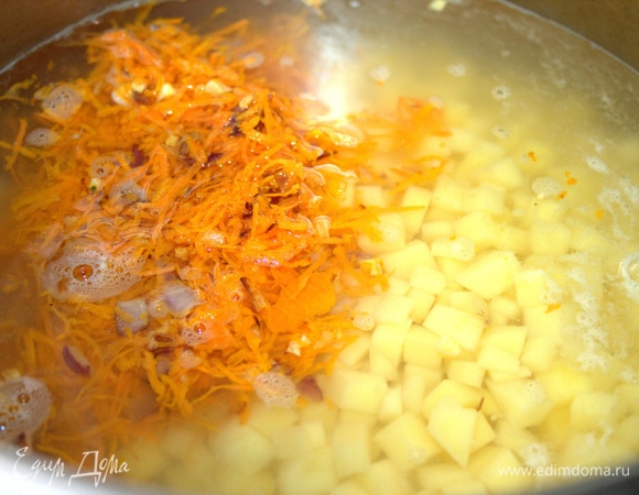 В бобы влить литр воды, всыпать картофель и перенести зажарку со сковороды.