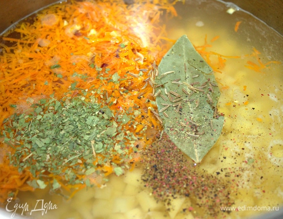Добавить специи и варить на умеренном огне.
