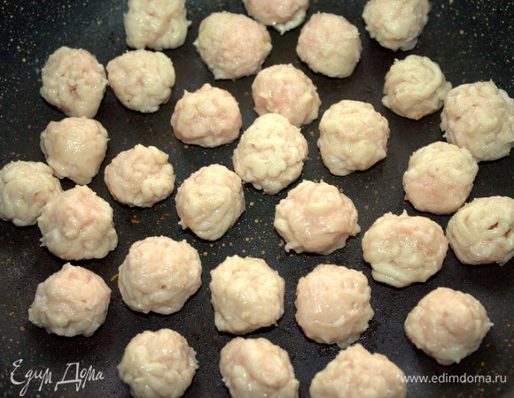 Пока лепим фрикадельки. Можно их сразу опускать в суп.