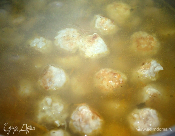 Опустить фрикадельки в закипевший суп.
