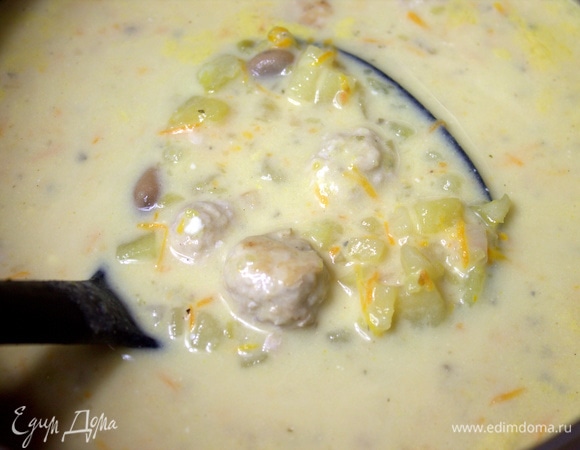 Воду добавляем до нужной густоты и варим суп до готовности. В целом за полчаса он сварится.
