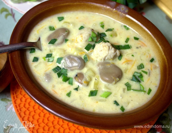 Сверху посыпать зеленью. У меня лук-порей в крошке.