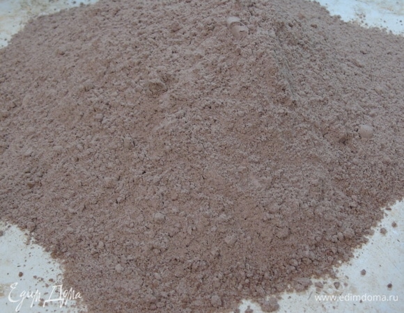 Муку измельчите с холодным маслом в крошку. Я это делаю в блендере насадками-ножами. Высыпьте смесь горкой на рабочую поверхность.