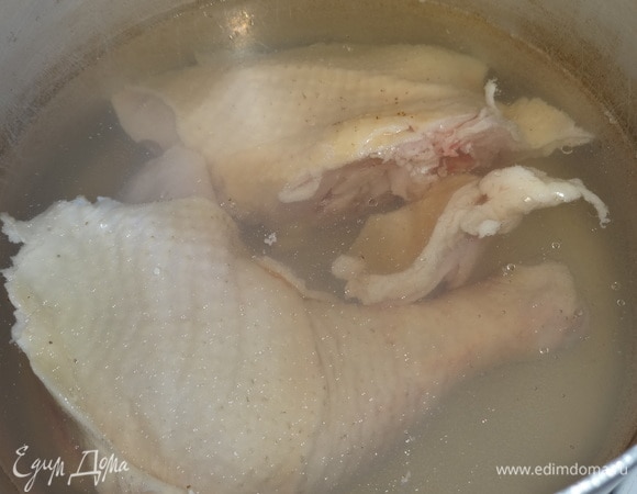 В холодную воду положить куриные окорочка. Довести до кипения, снять пену. Немного посолить и варить до готовности. У меня окорочка от домашних кур. Ездили к тете в гости на Кубань, и она дала нам гостинчик — домашнюю курочку.