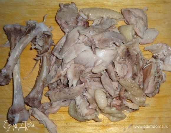 Мясо вынуть из бульона, отделить мякоть от костей.