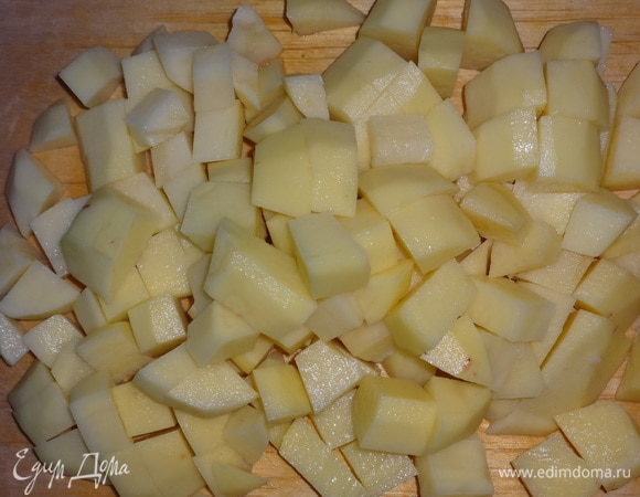 Картофель нарезать крупными кубиками.
