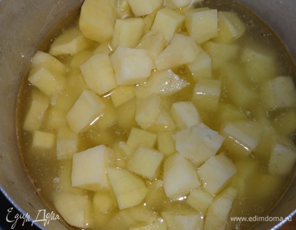 Картофель положить в бульон из-под курицы и варить почти до готовности.