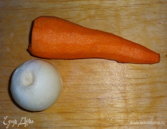 Лук и морковь почистить, вымыть.