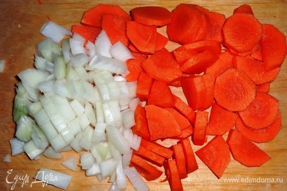 Лук нарезать крупными кубиками, морковь — кружками и полукружками.
