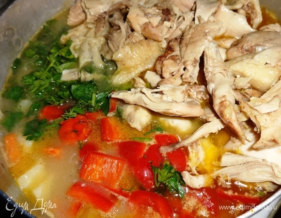 В рагу добавить нарезанные сладкий перец, зелень и кусочки мяса. Дать закипеть, варить 5–7 минут. Выключить и дать рагу постоять минут 15–20.