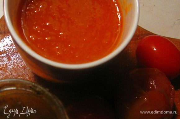 Сок, конечно, лучше домашний, но можно взять и магазинный, но тогда больше томатов придется добавить. Вливаем сок в кастрюлю, очищаем томаты и руками разминаем их в кашицу.