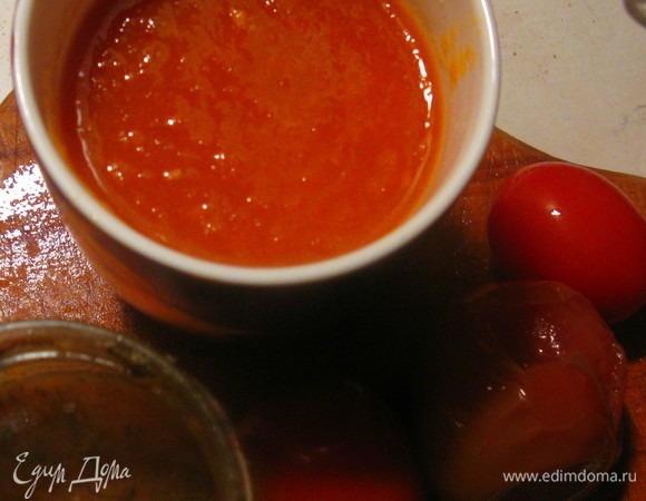 Сок, конечно, лучше домашний, но можно взять и магазинный, но тогда больше томатов придется добавить. Вливаем сок в кастрюлю, очищаем томаты и руками разминаем их в кашицу.