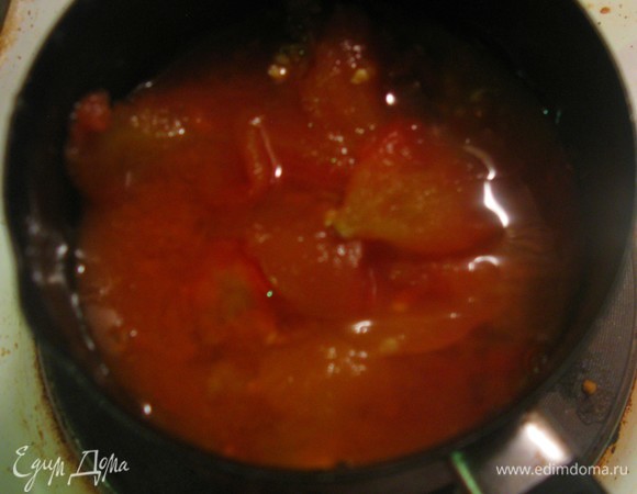 Добавляем приправы, зелень, доводим до кипения и оставляем кипеть минут 5, вливаем ткемале.