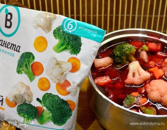 Чистим и моем картошку, морковь, свеклу. Нарезаем кубиками и отвариваем. Посолить, добавить сухую приправу из петрушки и укропа (данный супчик для кормящей мамочки). За 7 минут до выключения супа добавить овощную смесь ТМ «Планета витаминов». Цветная капуста и брокколи однозначно добавят вкуса и витаминов в наш супчик.