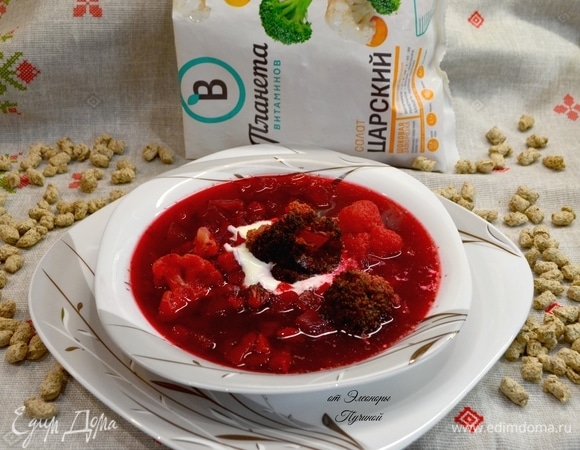 Подать витаминный супчик порционно со сметаной, по желанию добавьте хрустящие ржаные отруби.