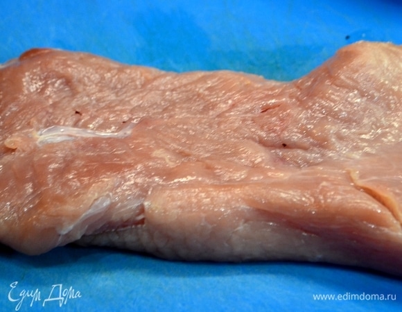 Берем филе индейки и нарезаем на кусочки.