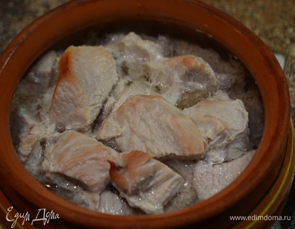 Индейку переложить в глиняный горшок, добавить сушеный укроп, петрушку, соль, налить воды и поставить в духовку до готовности. Я готовлю для кормящей мамочки.