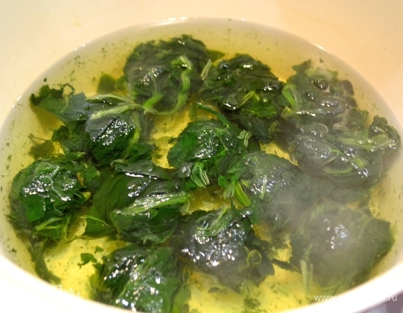 Отварить листья шпината от ТМ «Планета витаминов». Слышите аромат лета?) Отварить картошку.