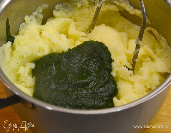 С отваренной картошки сливаем воду и разминаем в пюре (часть пюре отложить). Добавить кусочек масла, сливки, часть шпината и все хорошо перемешать. В итоге получим пюре зеленого цвета.