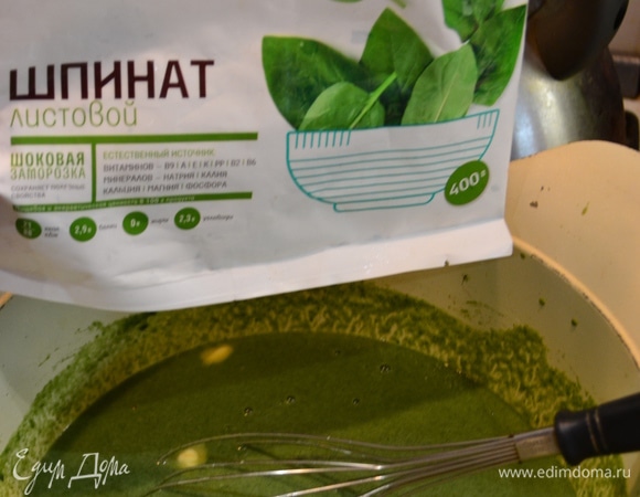 В измельченный шпинат добавить воду, сливки и немного муки. Ставим на огонь, венчиком мешаем, чтоб не было комочков. Доведите подливу до нужной вам консистенции, регулируя добавление муки.