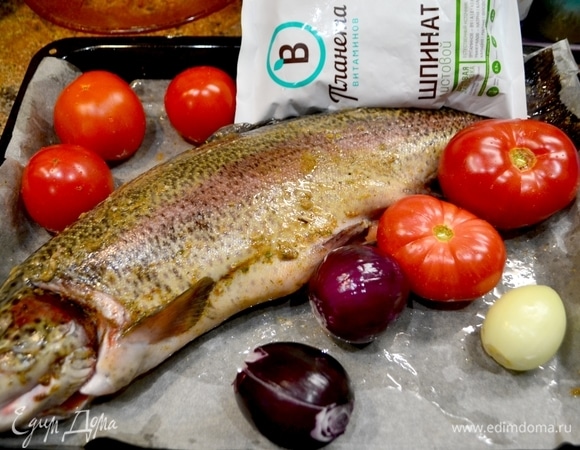 Форель вымыть, натереть специями для форели, посолить, полить маслом и дать полежать отдохнуть. В это время подготовить овощи.