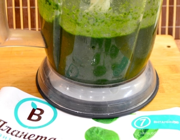 Измельчаем шпинат в блендере.