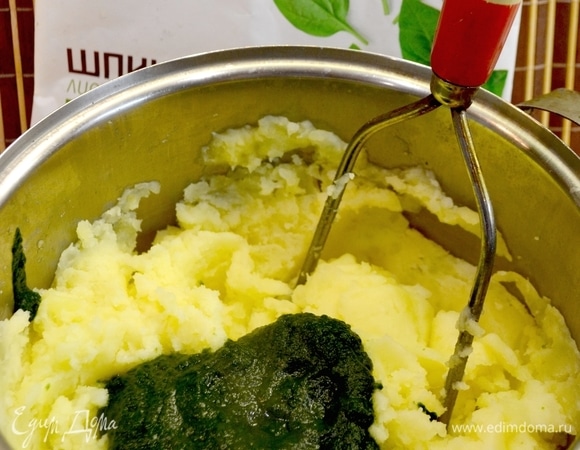 С отваренной картошки сливаем воду, мнем картошку в пюре. Добавить кусочек масла, сливки. Делим пюре на три части.