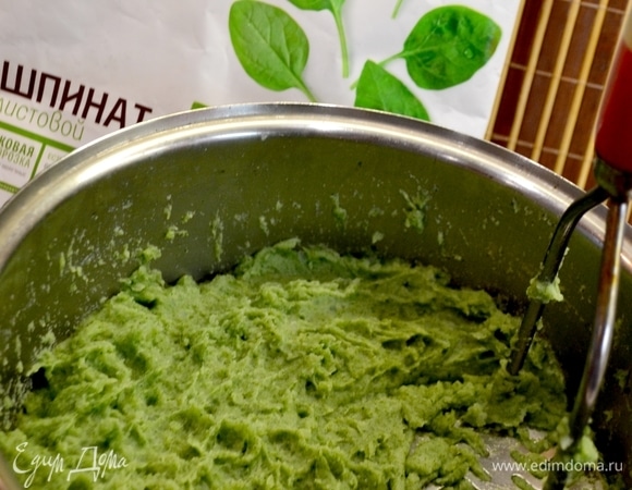 Одну часть пюре оставляем светлой. Во вторую часть добавляем больше шпината и меньше сливок — это будет темный цвет. Для третьей части добиваемся более светлого оттенка.