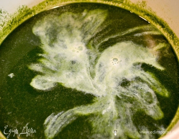 Готовим соус из шпината. В измельченный шпинат добавить воду, сливки и немного муки. Ставим на огонь, венчиком мешаем, чтоб не было комочков. Доведите соус до нужной вам консистенции, регулируя добавление муки.