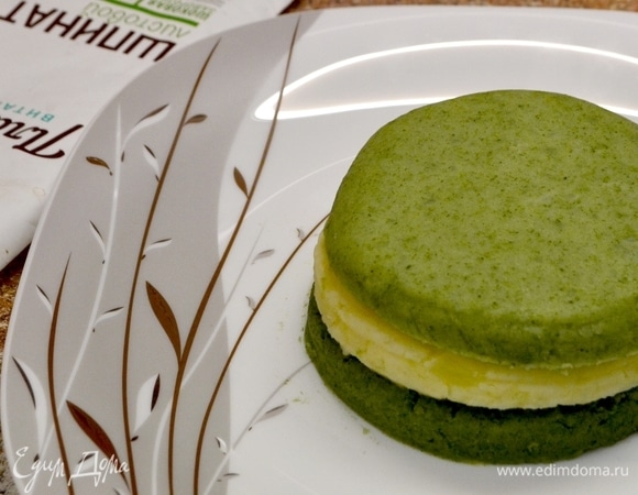 С помощью неглубокой формы делаем три заготовки из пюре разных цветов в центре тарелки.