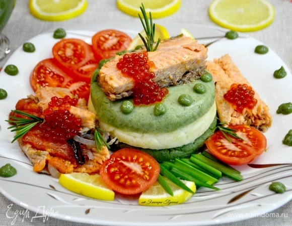 Завершаем подачу блюда, украсив блюдо соусом из шпината. Отдельно в сливочнике подать соус. Лимоном сбрызнуть рыбу и подать блюдо своим любимым!