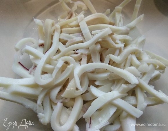 Остужаем. Кальмары нарезаем соломкой.