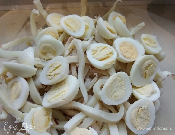 Яйца чистим, режем пополам.