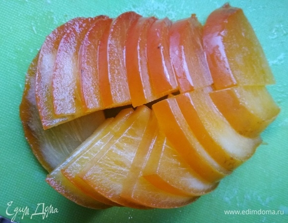 Хурму берем спелую, но крепкую, среднего размера. Разрезаем плод сначала пополам, затем половинки — ломтиками толщиной приблизительно 0,5 см, и эти ломтики — еще раз пополам.