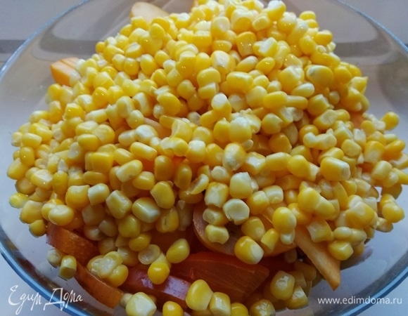 Добавляем консервированную кукурузу.