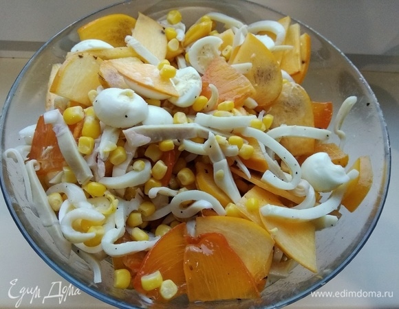 Перемешиваем все в большом салатнике, поперчив по вкусу.