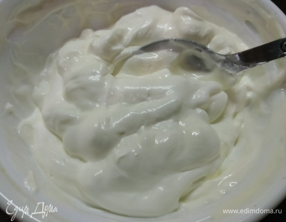 Для заправки смешиваем сметану с майонезом (по 2 ст. л. с большой горкой). Любители майонеза могут взять только его, естественно, тогда 4 ст. л.