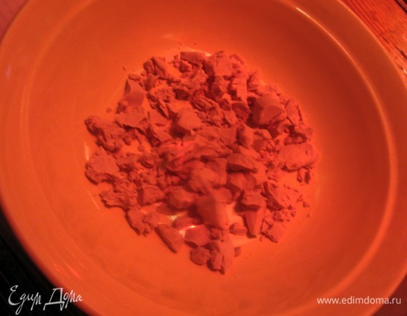 Ломаем руками дрожжи, добавляем 100 г воды и ложку сахара. Ставим на минут 10. Как «забурлят» и поднимутся — готовы к использованию.