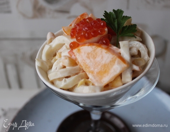 Салат заправляем, перемешиваем. И подаем порционно, сдобрив каждую порцию ложечкой икры.