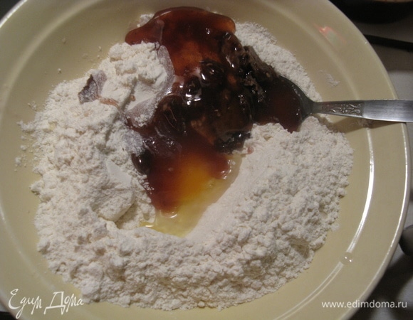 Первое тесто: в муку добавляем яйцо, 3 ст. л. сиропа (у меня был заготовлен заранее: сахар и маргарин вскипятить, после чего хранить в холодильнике), вливаем дрожжи и ставим тесто подходить. Как увеличится в два раза, обмять и оставить еще подниматься.