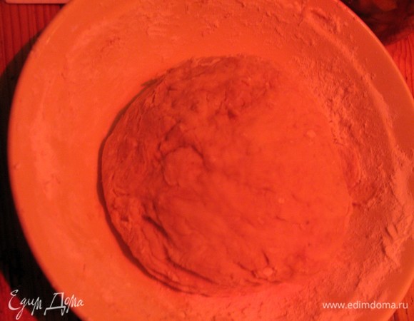 Когда тесто поднялось второй раз, можно лепить и раскатывать.