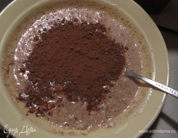 Второе тесто — то же самое, но без яйца. Добавляем какао, сироп, муку и дрожжи. Проделываем те же процедуры, что и с первым тестом.